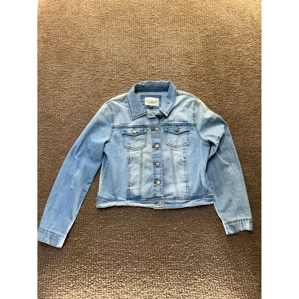Ashley-Vintage Charm Womens Light Wash Denim Trucker Jacket Raw Hem JK-JR-0455 L